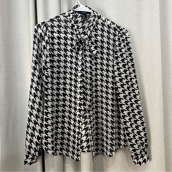 FOREVER 21 CHEVRON BUTTON UP BLACK AND WHITE BLOUSE 🖤⚪️ - Picture 3 of 6